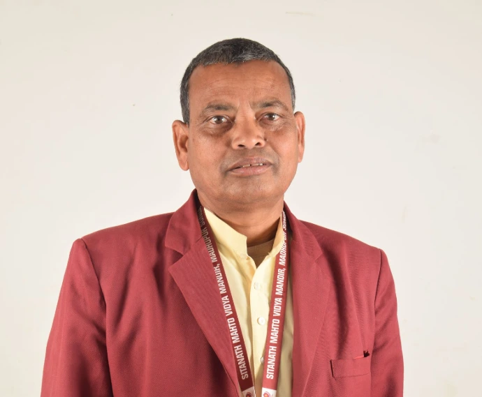नाम - हरी मोहन महतो  दायित्व - सफाई विभाग प्रमुख अर्हता - Intermediate Commerce and 17 years of Teaching Experience